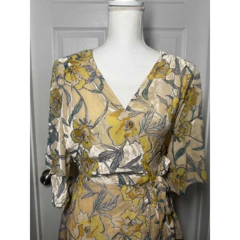 Karlie Wrap Dress S Yellow Floral Crushed Velvet Flutter Sleeve V-Neck Excellent - Picture 2 of 8